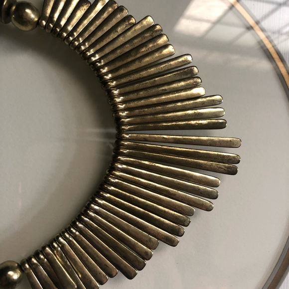 Statement necklace. Gold tone. This is a bold piece! - Picture 2 of 3